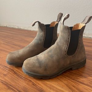Like new women’s #1351 high top Blundstone’s
